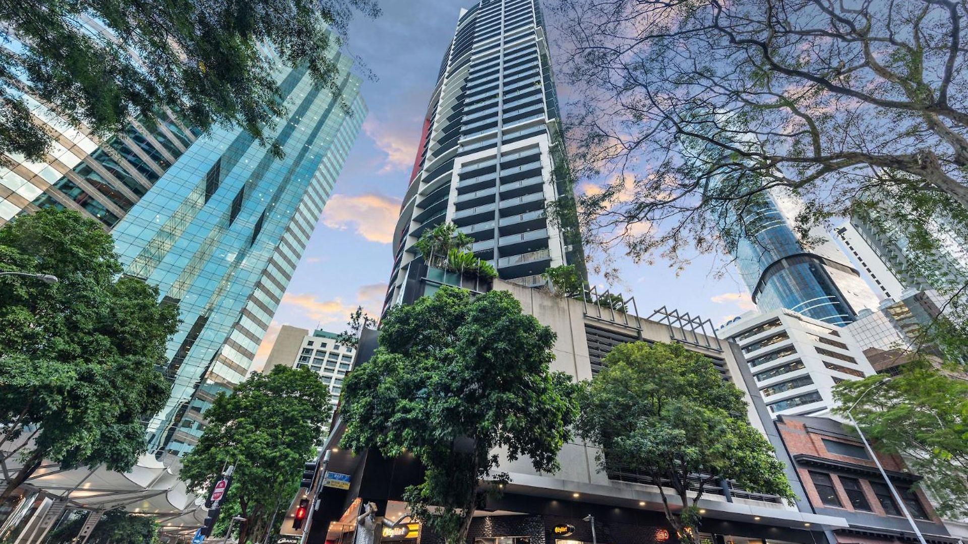 A Touch Of Class - 2bed-2bath-1car-balcony-views - Cbd Apartment