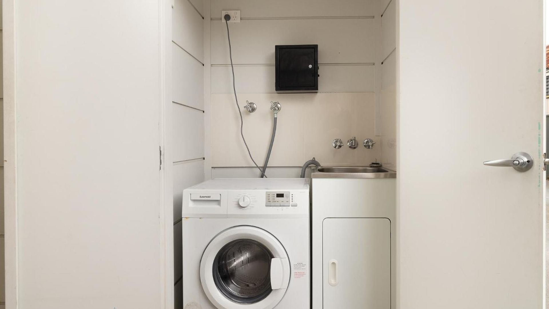 Smart Self Check-in - N Freney Apartment