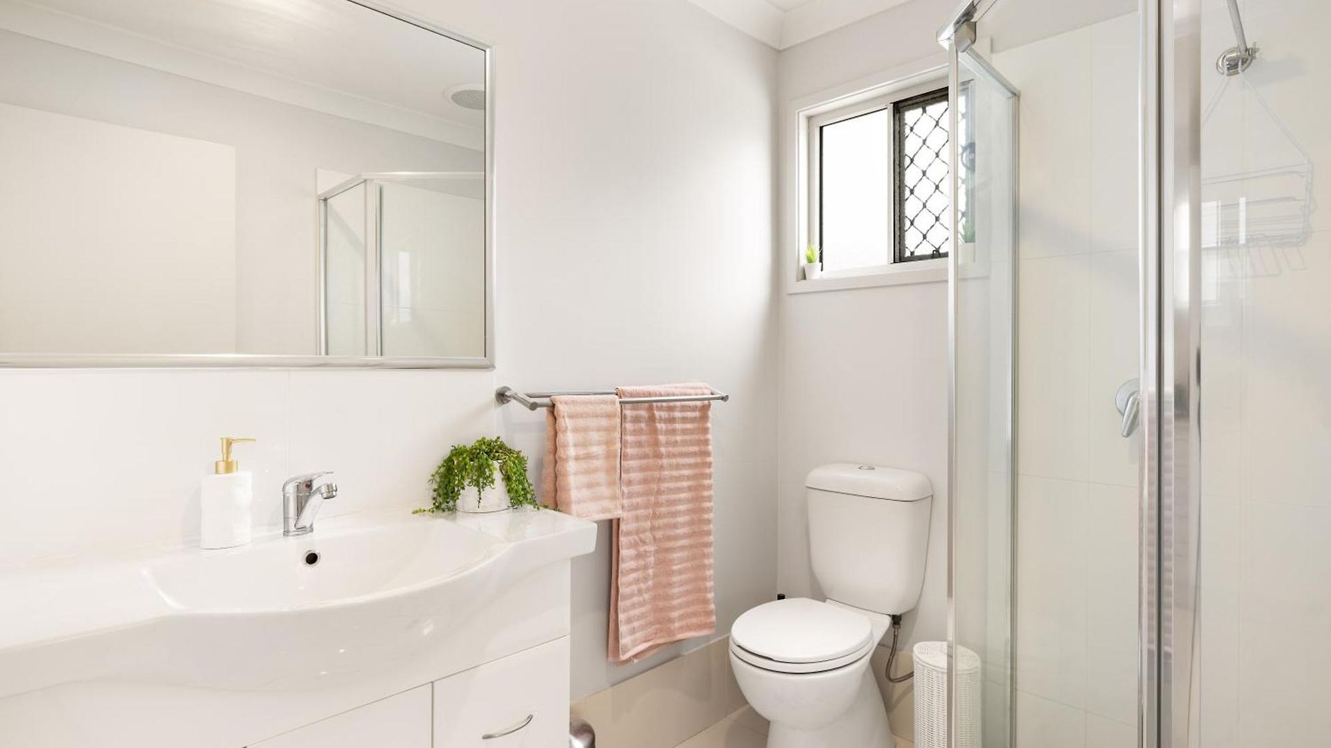 Smart Self Check-in - N Freney Apartment *