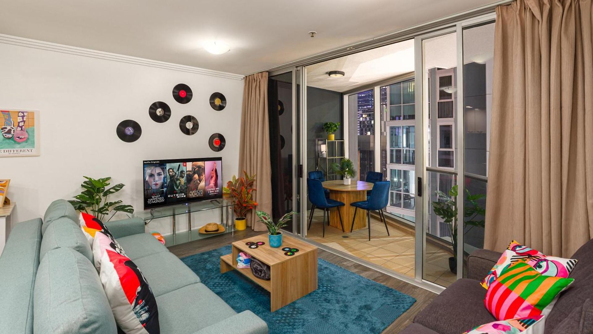 Retro Mania Cbd Sleeps 6 Car Park Included *