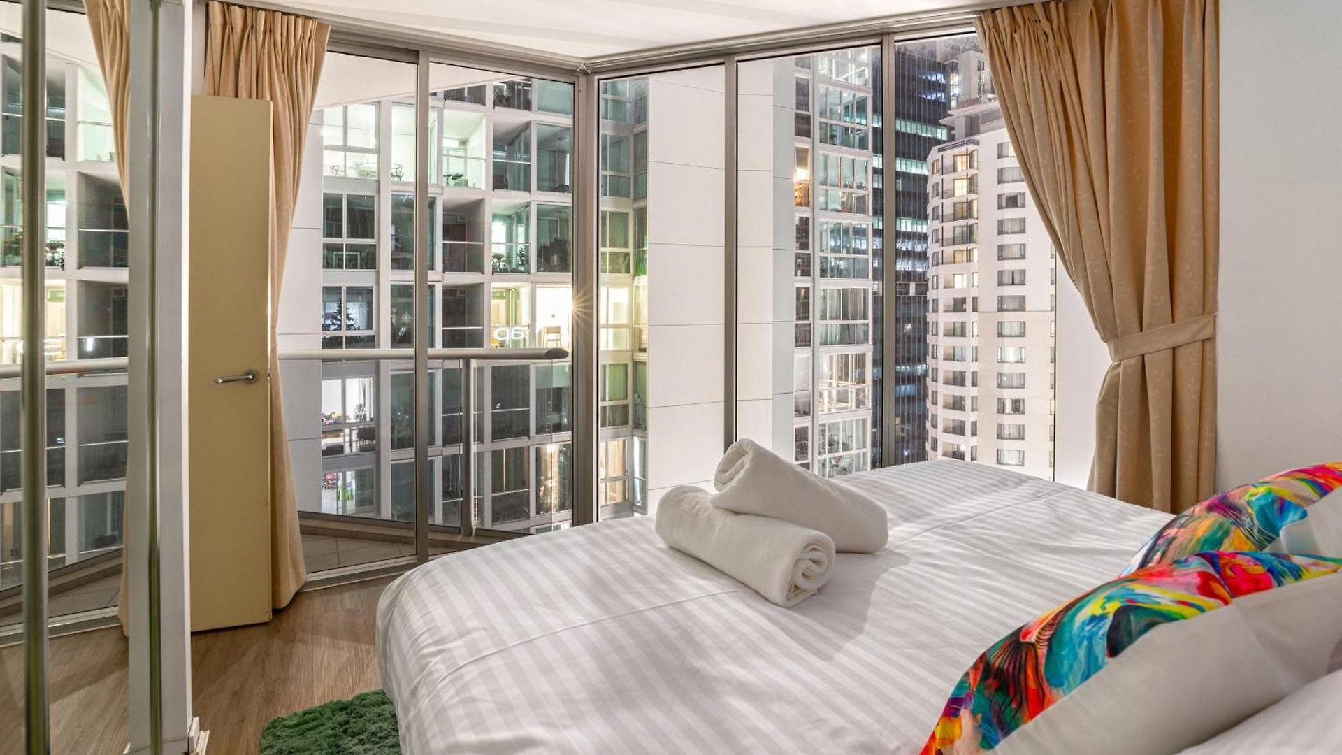 Apartment Retro Mania Cbd Sleeps 6 Car Park Included *