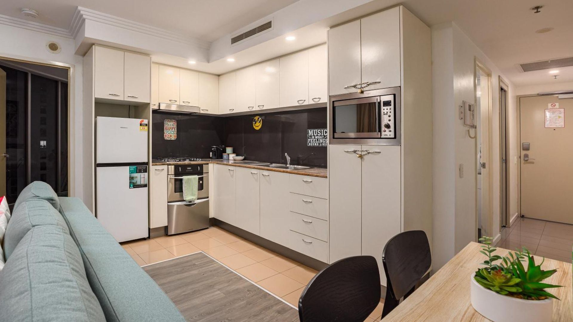 Retro Mania Cbd Sleeps 6 Car Park Included Apartment *