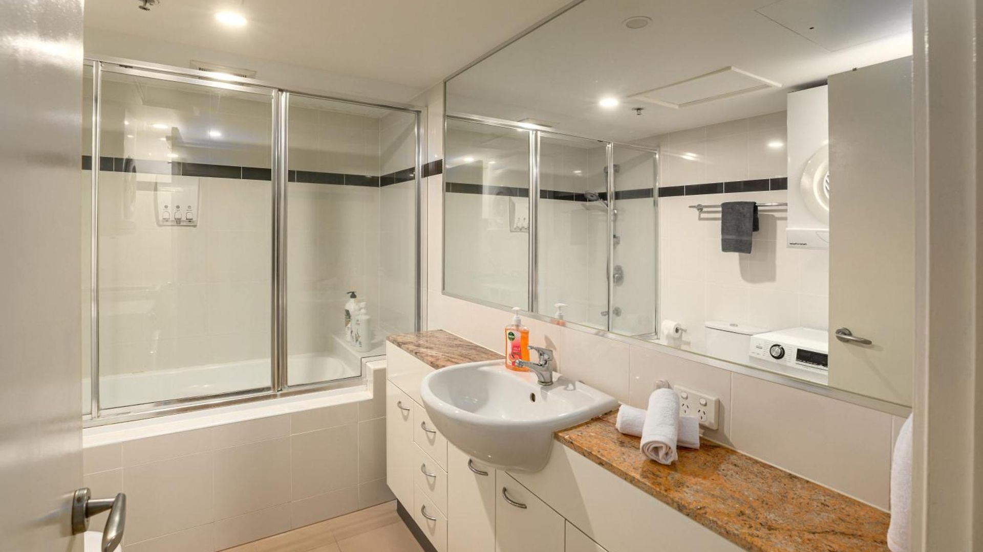 Retro Mania Cbd Sleeps 6 Car Park Included Brisbane