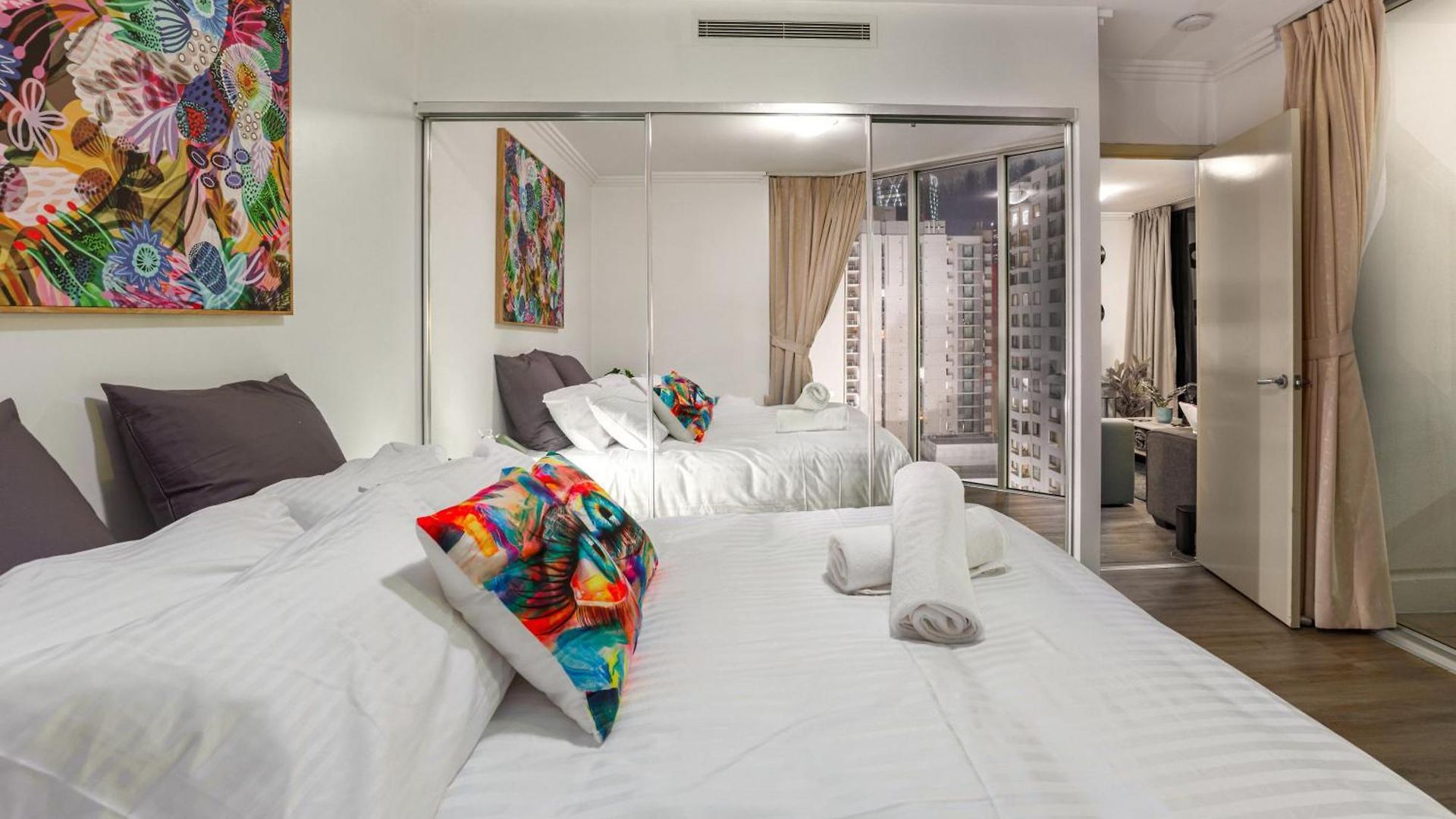 Retro Mania Cbd Sleeps 6 Car Park Included