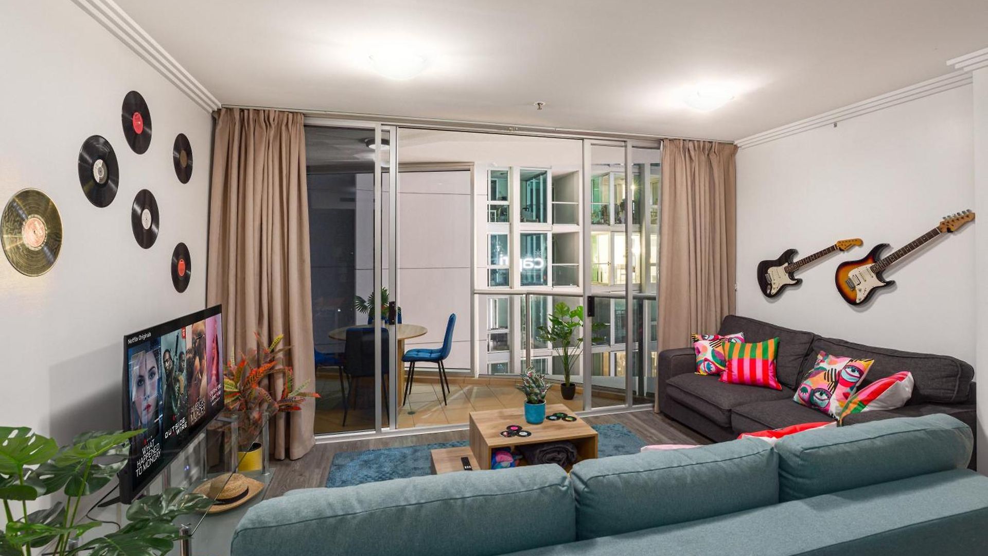 Retro Mania Cbd Sleeps 6 Car Park Included Apartment *