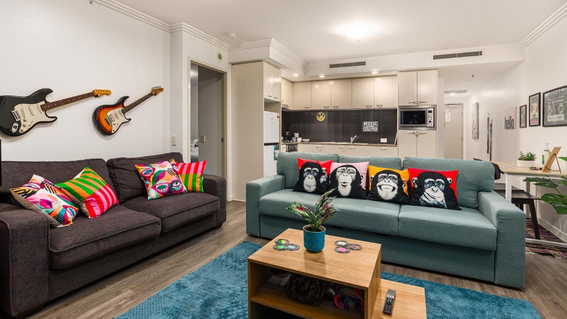 Retro Mania Cbd Sleeps 6 Car Park Included Apartment Brisbane
