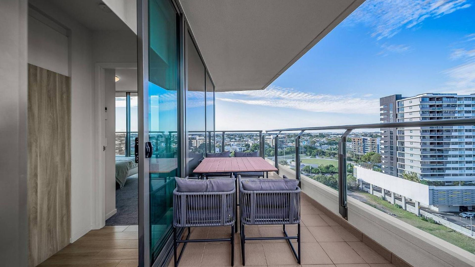 Apartment 2br In Proximity Hamilton With Carpark