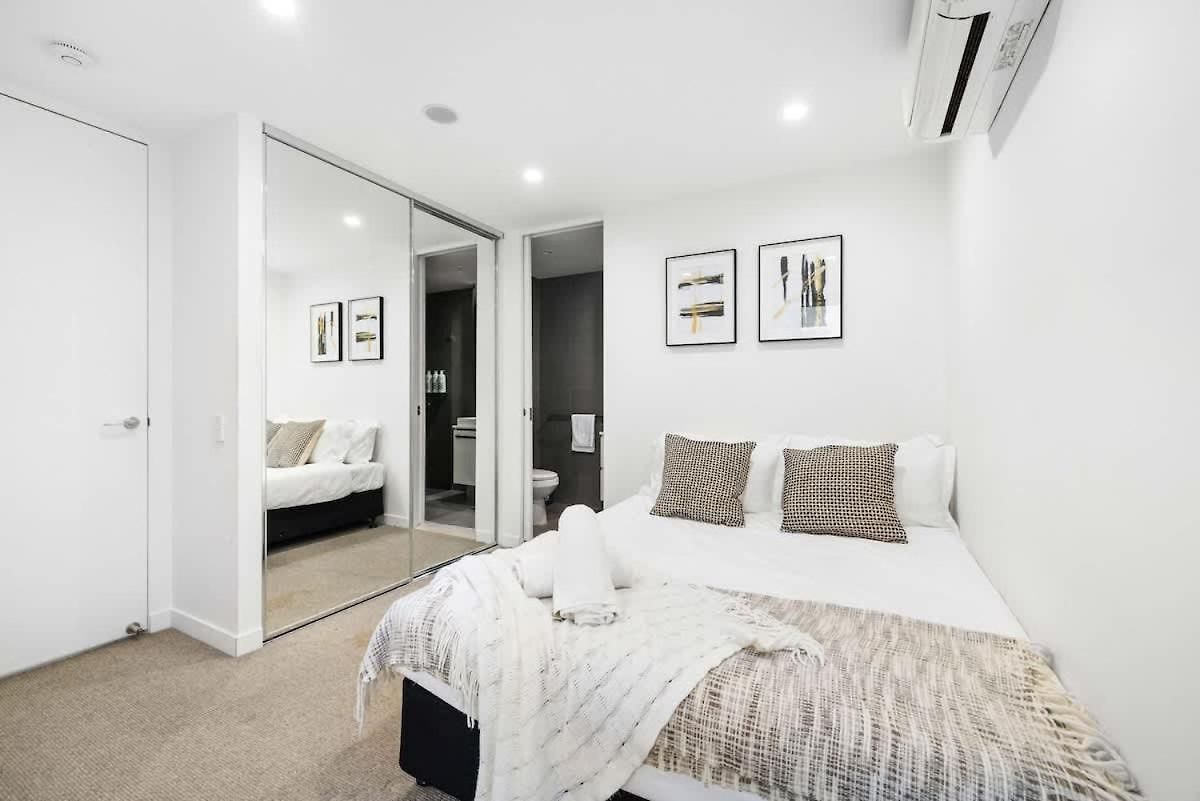 Stylish 2br Retreat Walk To Shop & Local Hotspots Apartment Brisbane