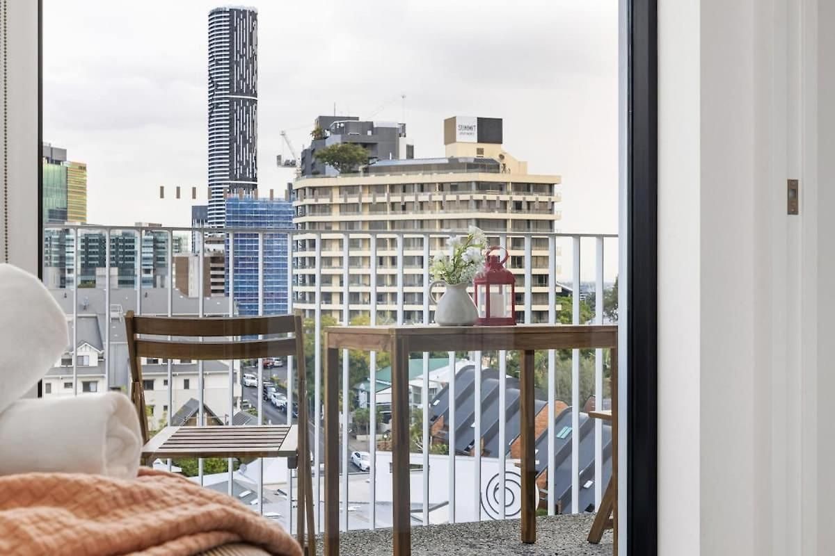 Stylish 2br Retreat Walk To Shop & Local Hotspots *