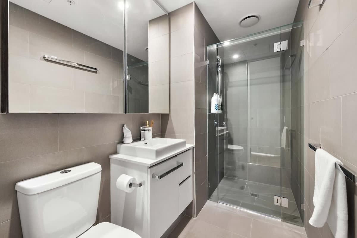 Stylish 2br Retreat Walk To Shop & Local Hotspots Apartment