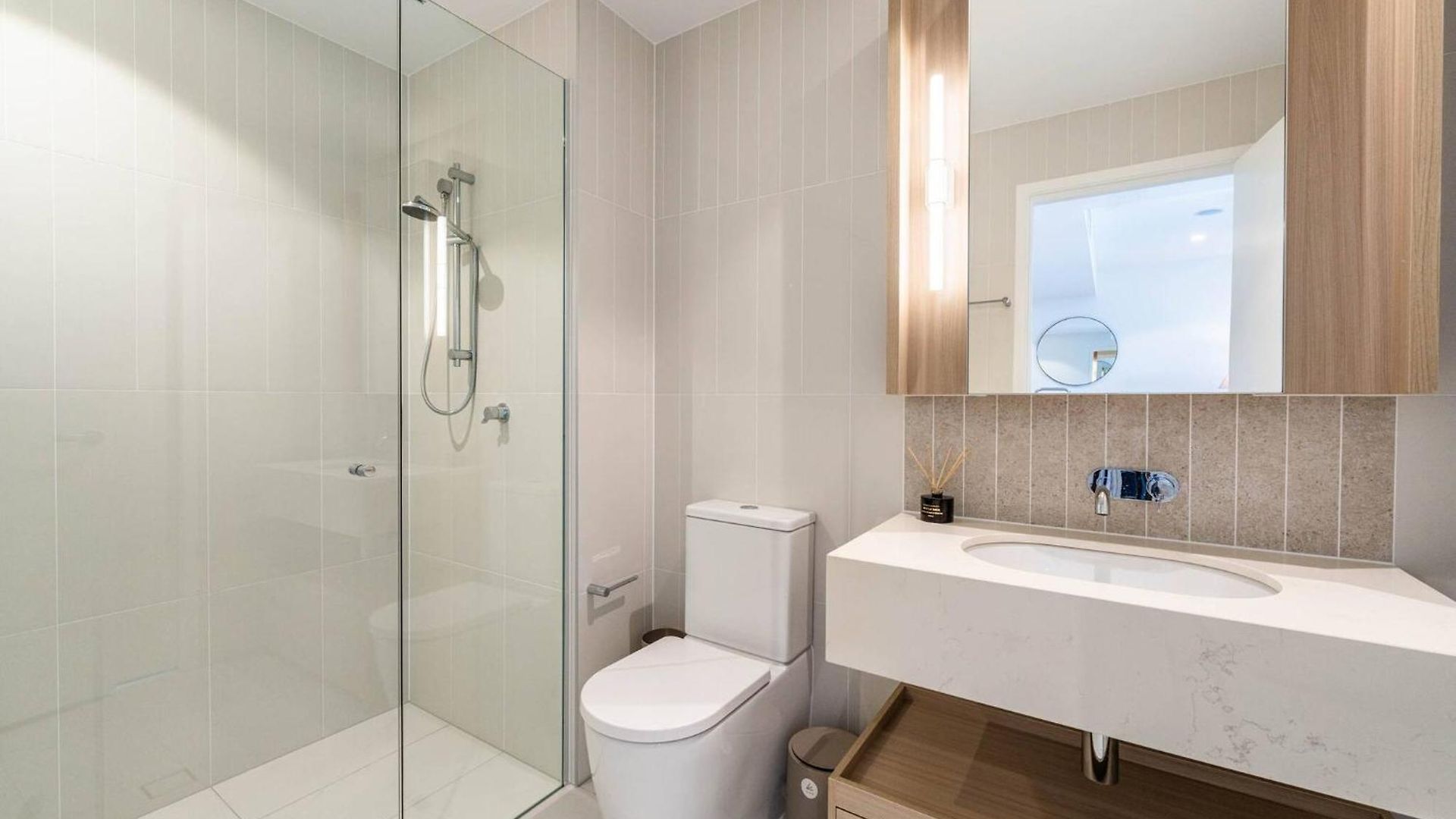 Apartment 1br In Queen's Wharf Lv 29 With Sofa Bed And Carpark *