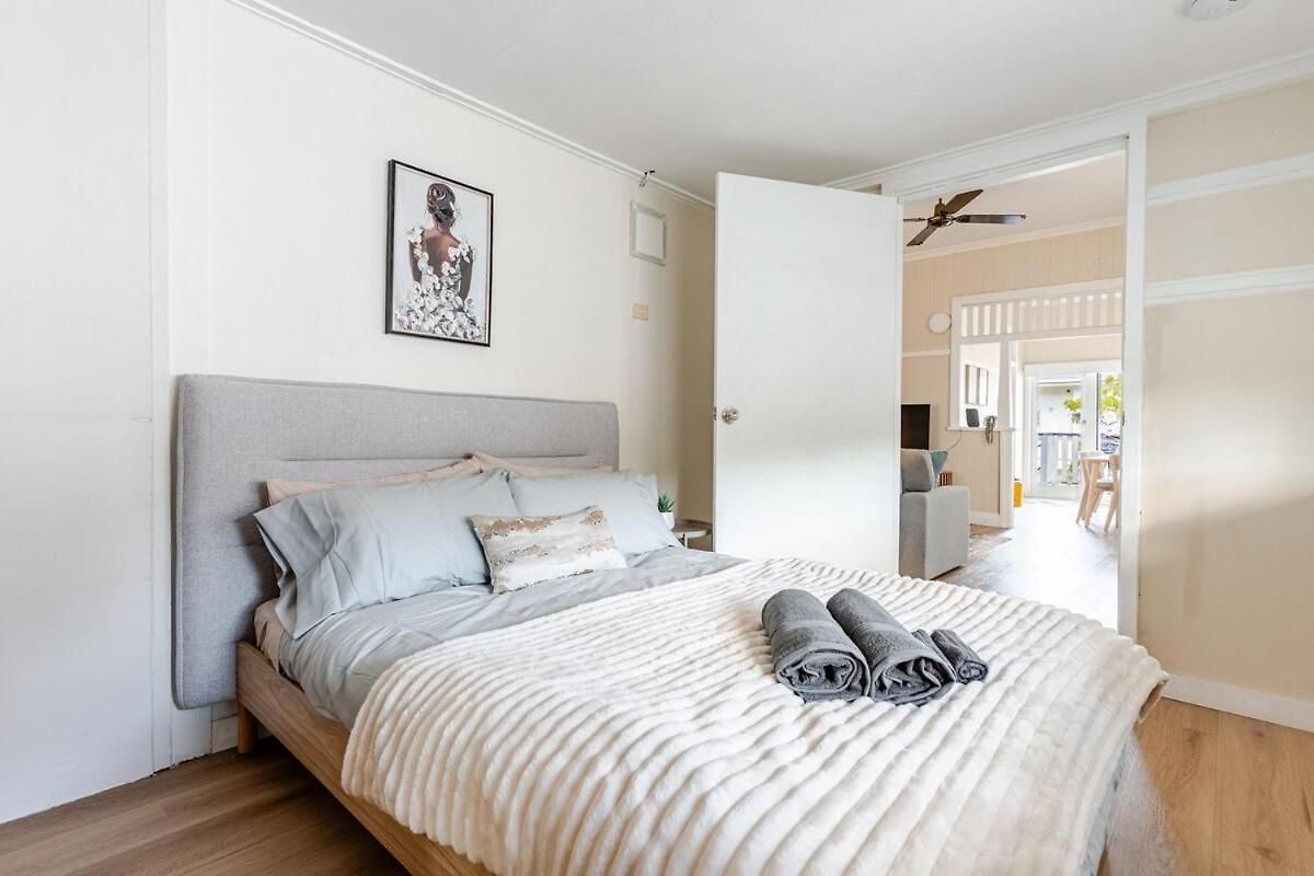 A5q Abnb-style 3br House With Balcony & 2 Free Parking Nr Portside Wharf Holiday home