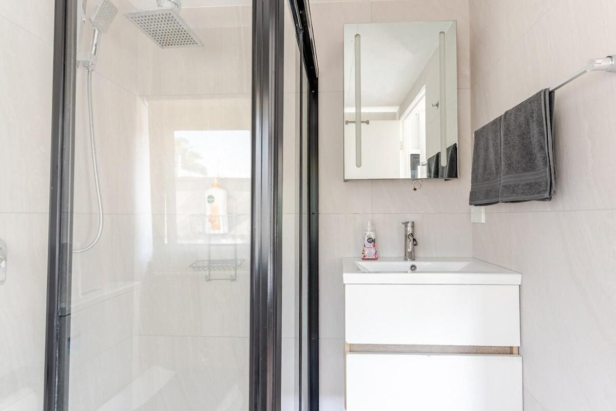 A5q Abnb-style 3br House With Balcony & 2 Free Parking Nr Portside Wharf