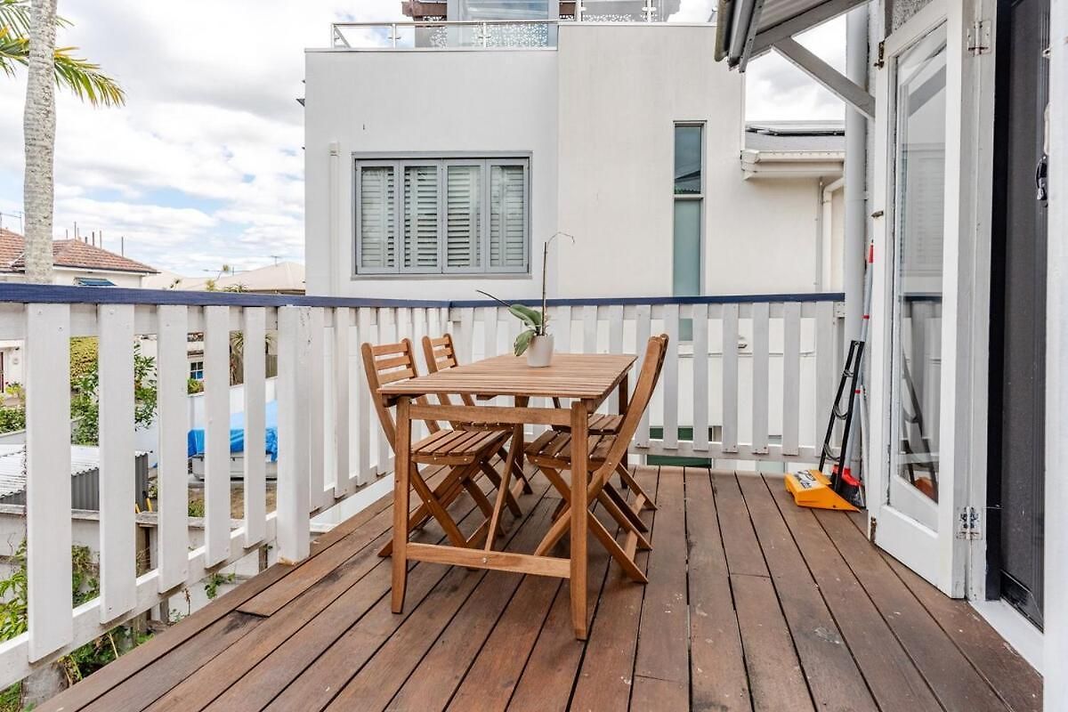 Holiday home A5q Abnb-style 3br House With Balcony & 2 Free Parking Nr Portside Wharf