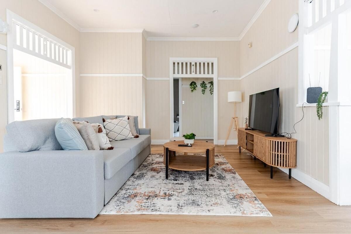 Holiday home A5q Abnb-style 3br House With Balcony & 2 Free Parking Nr Portside Wharf *