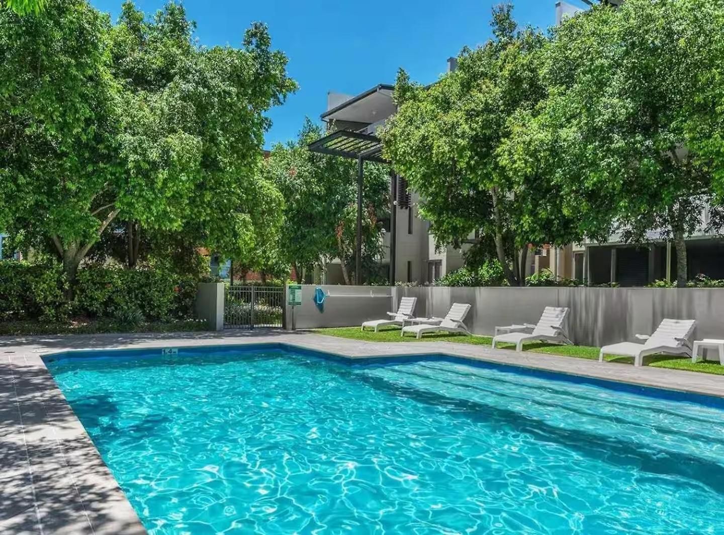 Apartment Spacious And Leafy With Pool And Parking - Walk To River Brisbane