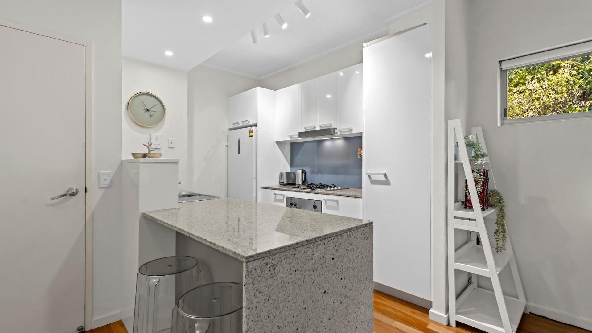 Spacious And Leafy With Pool And Parking - Walk To River Apartment *