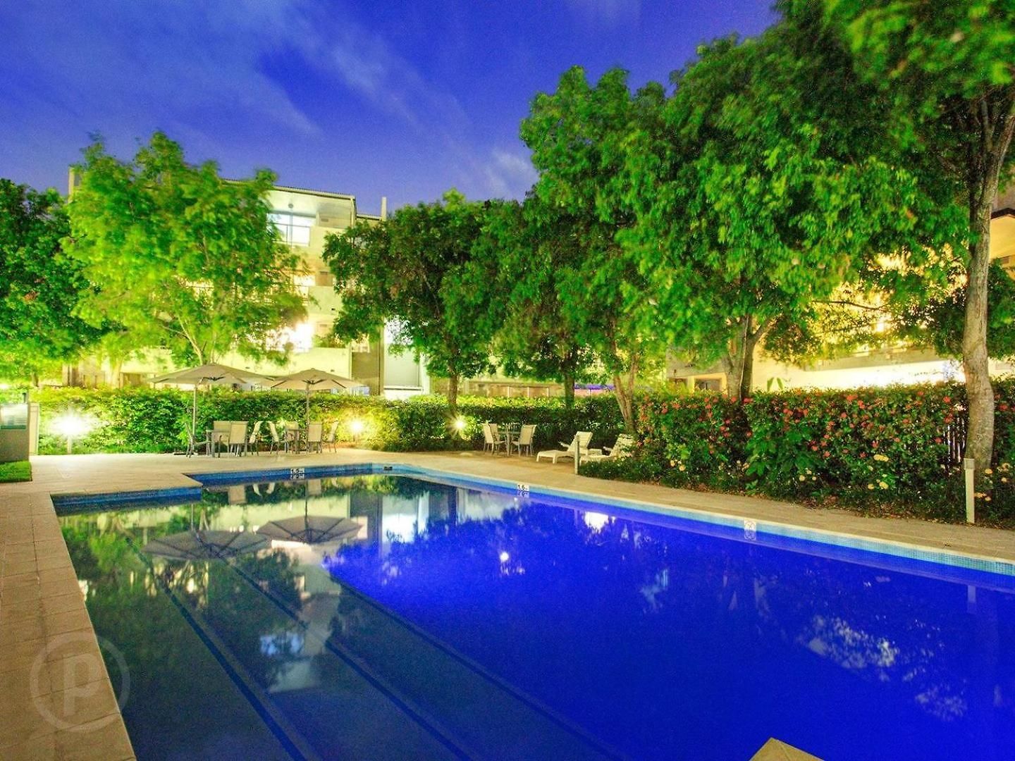 Spacious And Leafy With Pool And Parking - Walk To River Apartment *