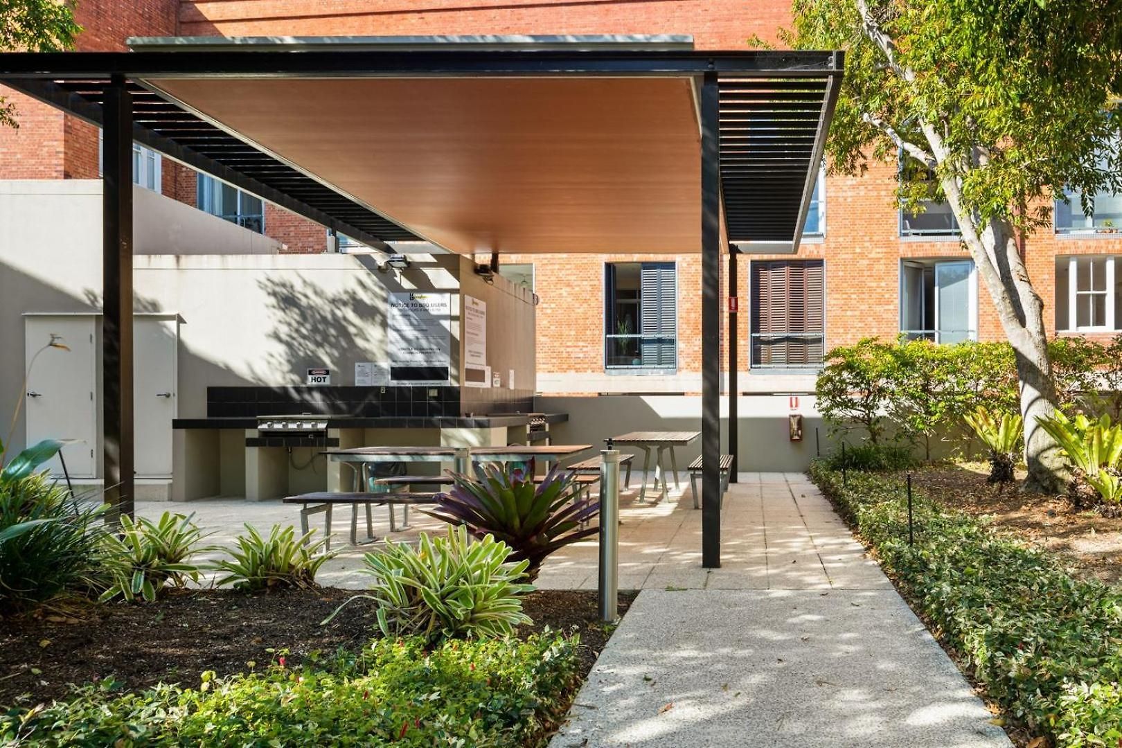 Apartment Spacious And Leafy With Pool And Parking - Walk To River *