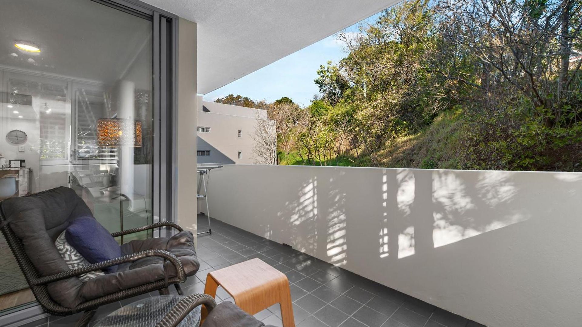 Apartment Spacious And Leafy With Pool And Parking - Walk To River