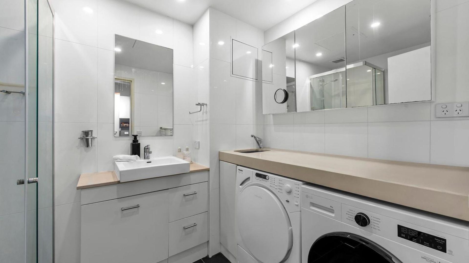 Spacious And Leafy With Pool And Parking - Walk To River
