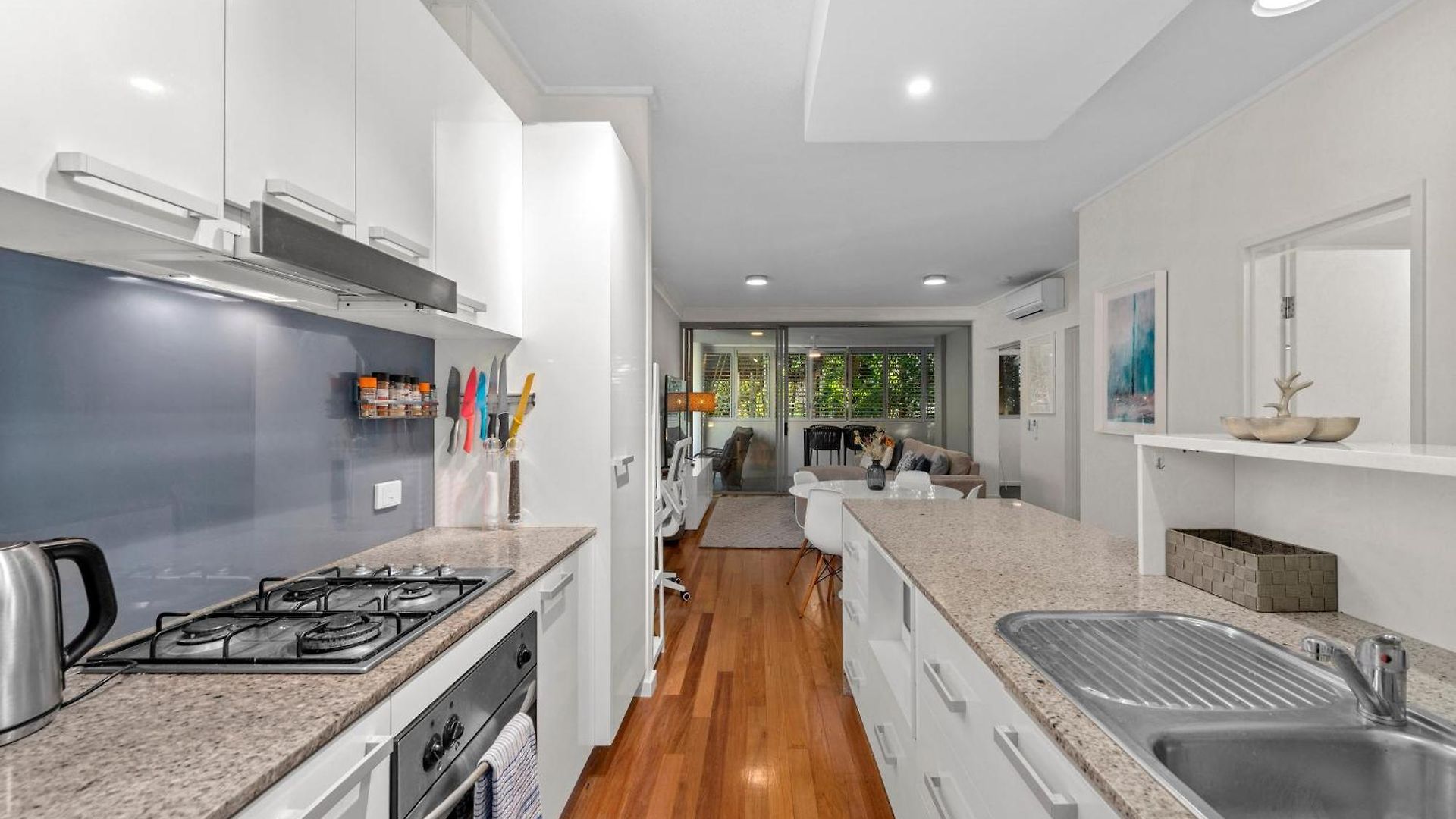 Apartment Spacious And Leafy With Pool And Parking - Walk To River