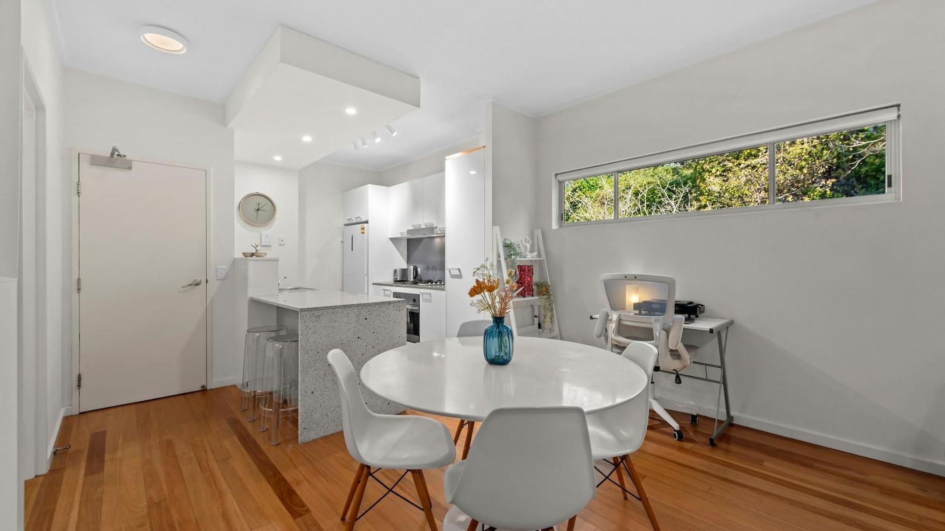 Apartment Spacious And Leafy With Pool And Parking - Walk To River *