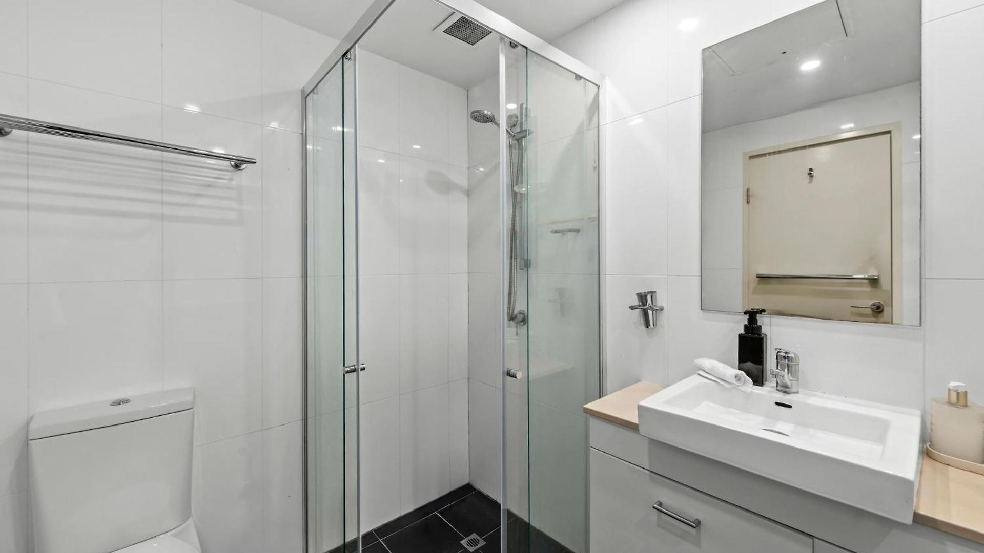 Spacious And Leafy With Pool And Parking - Walk To River * Brisbane