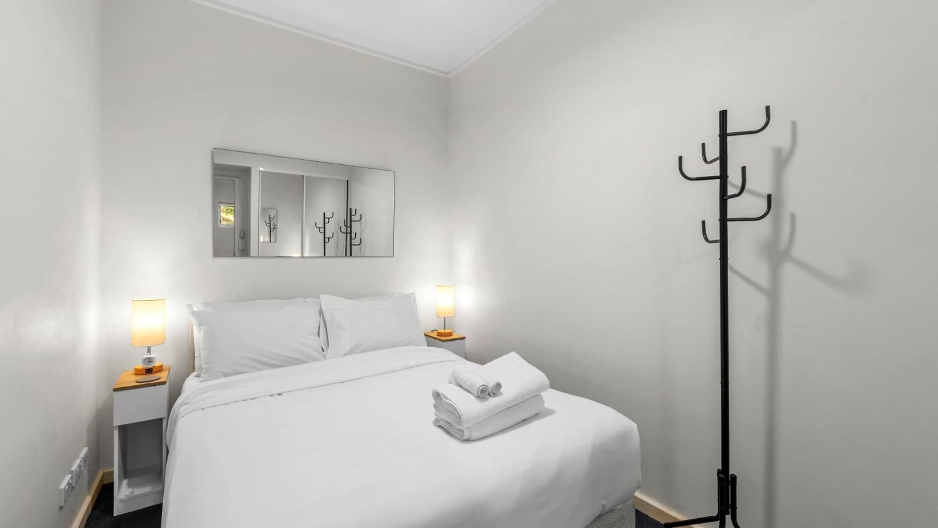 Spacious And Leafy With Pool And Parking - Walk To River Apartment