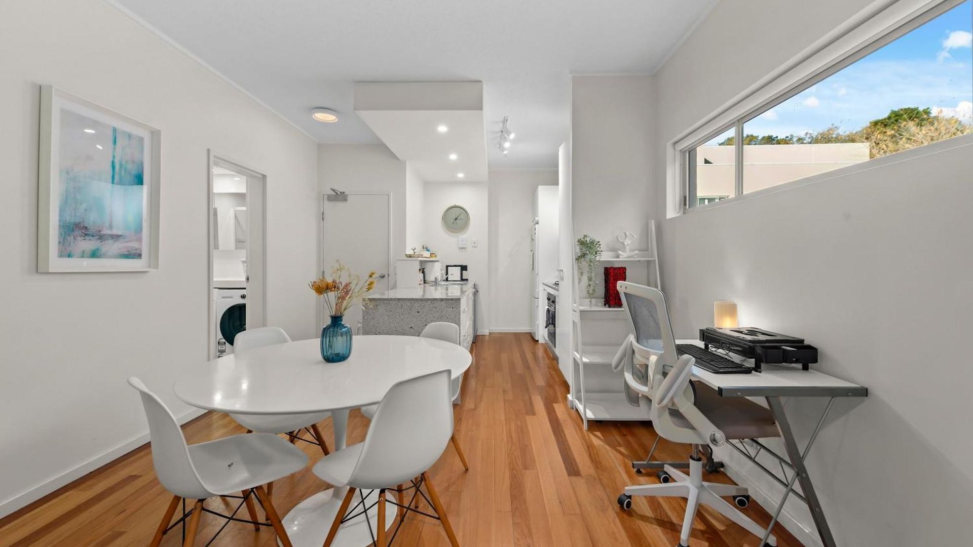 Spacious And Leafy With Pool And Parking - Walk To River Brisbane