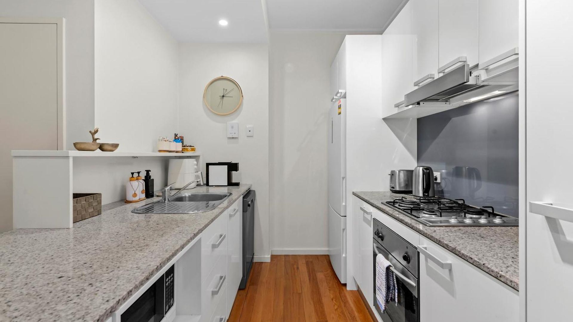 Apartment Spacious And Leafy With Pool And Parking - Walk To River *