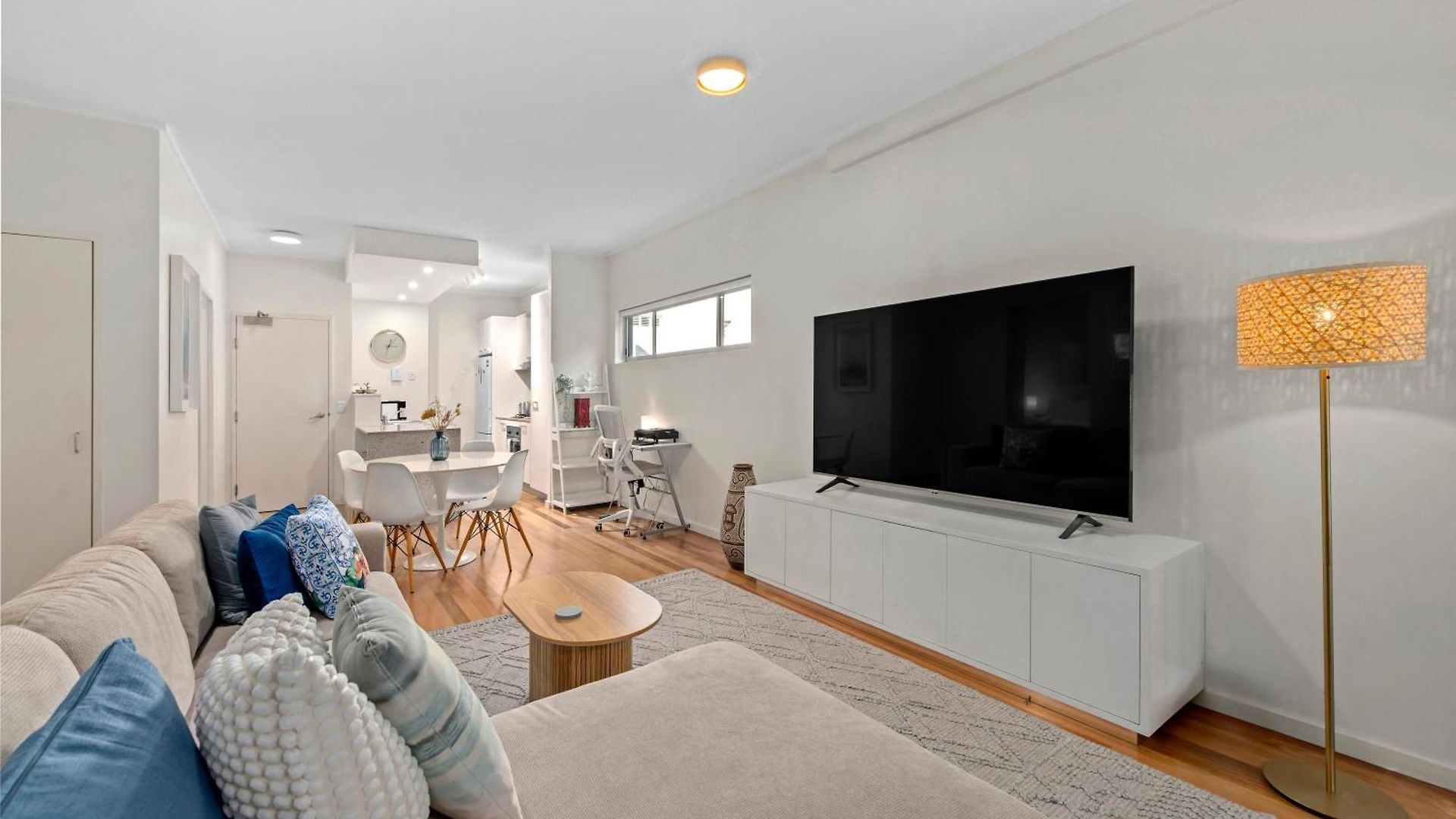 Spacious And Leafy With Pool And Parking - Walk To River *