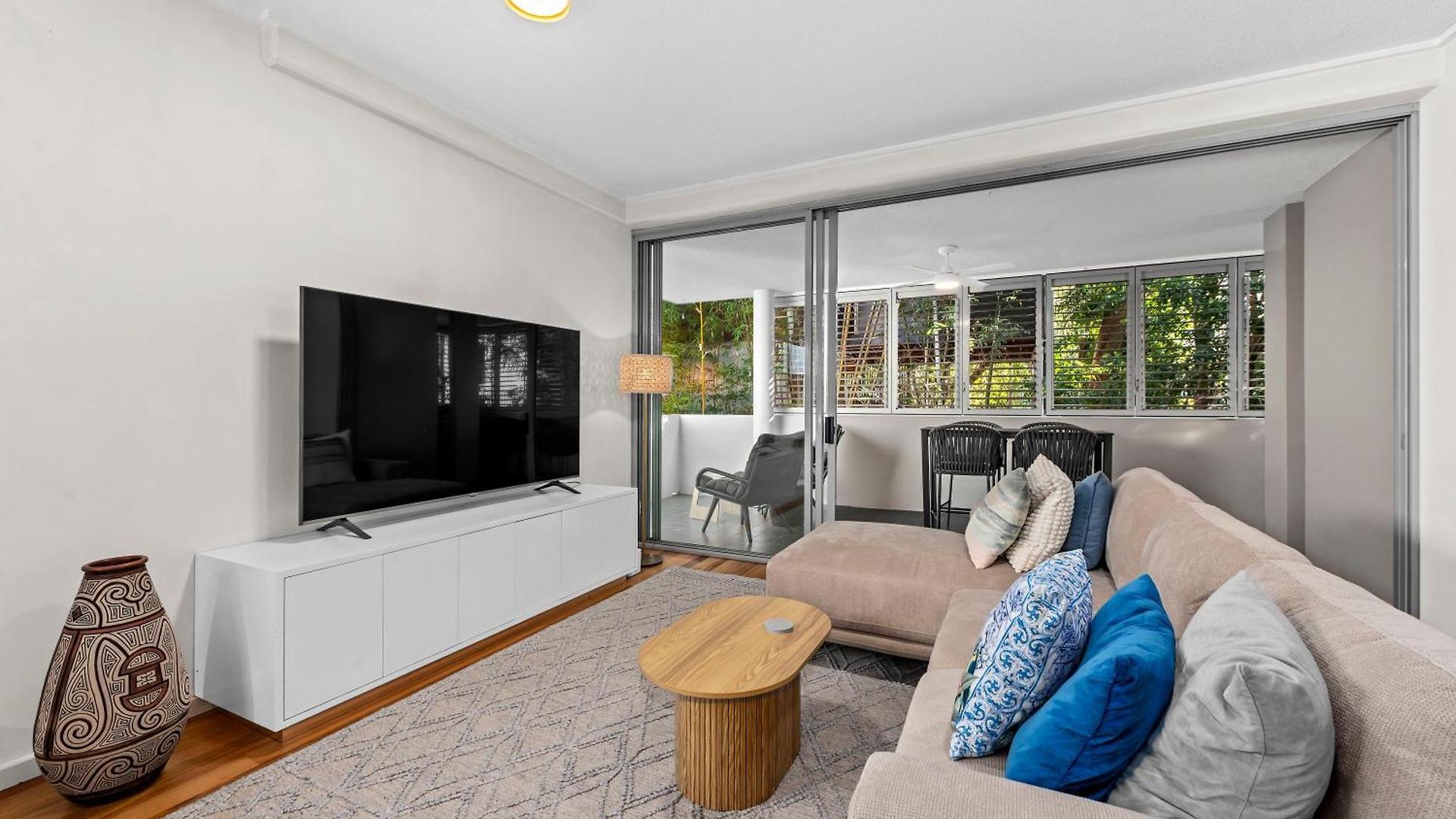 Spacious And Leafy With Pool And Parking - Walk To River Brisbane