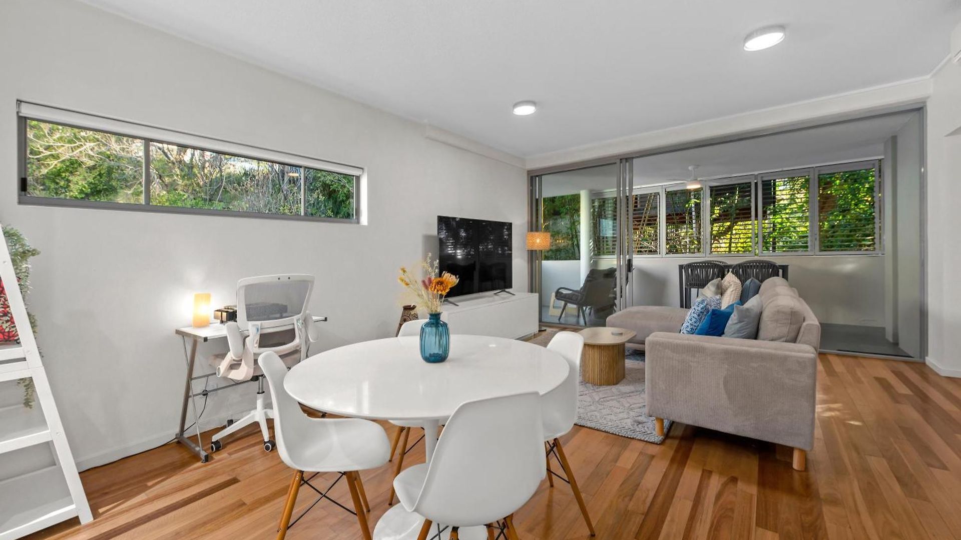 Spacious And Leafy With Pool And Parking - Walk To River Apartment