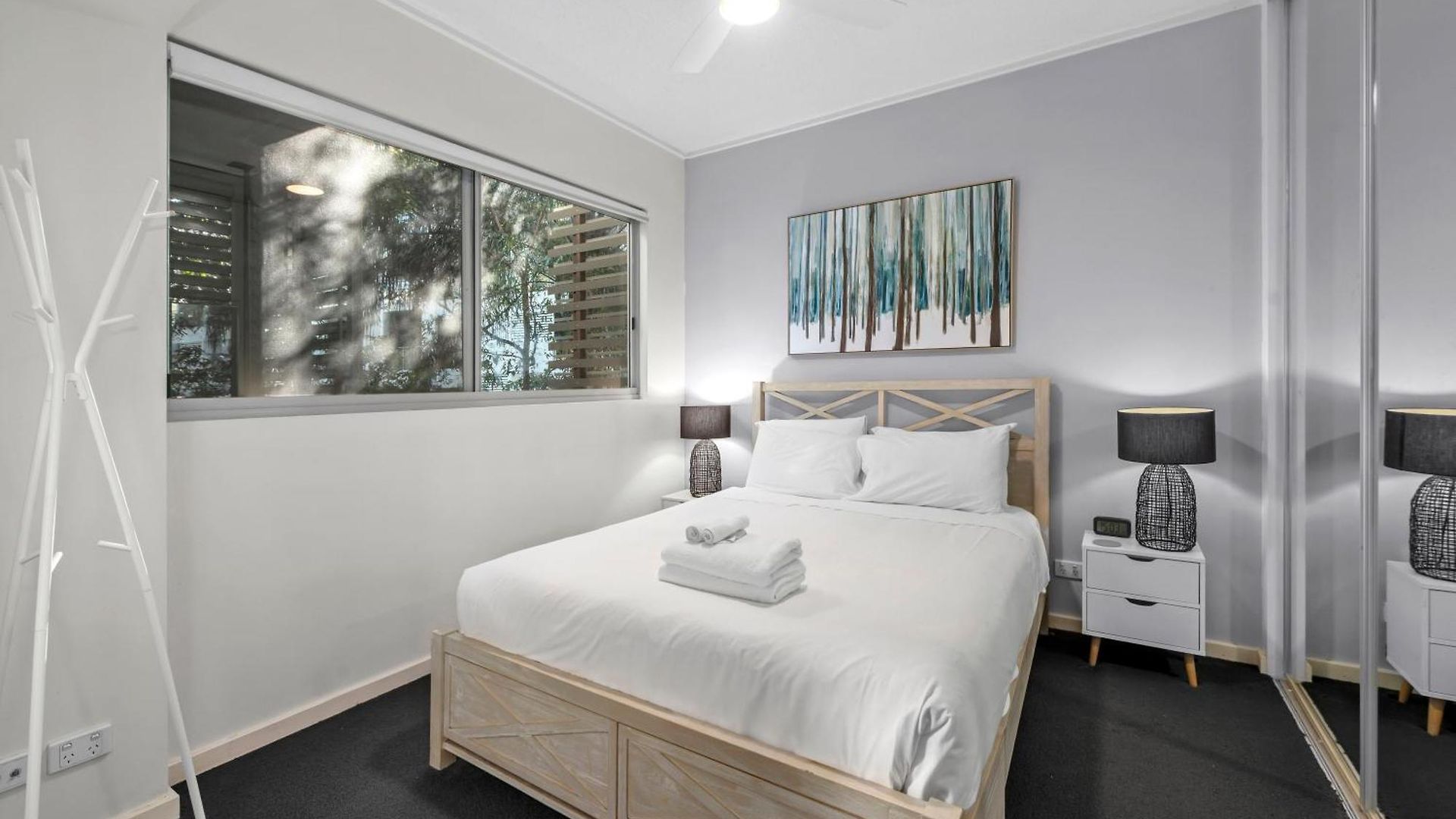Spacious And Leafy With Pool And Parking - Walk To River Apartment *