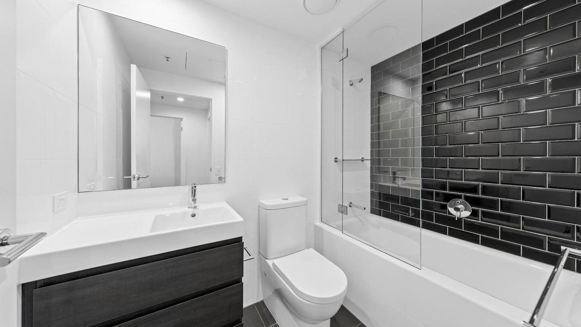Dreamy 2br Escape Framed By And Art Brisbane