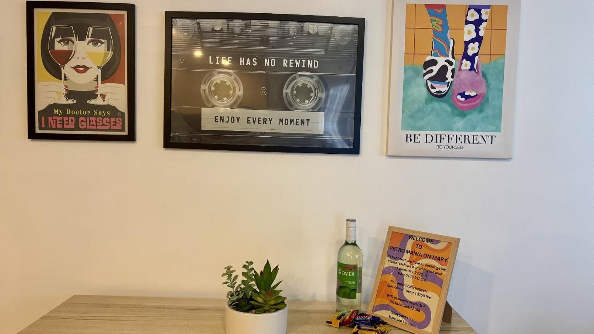 Retro Mania Cbd Sleeps 6 Car Park Included Apartment