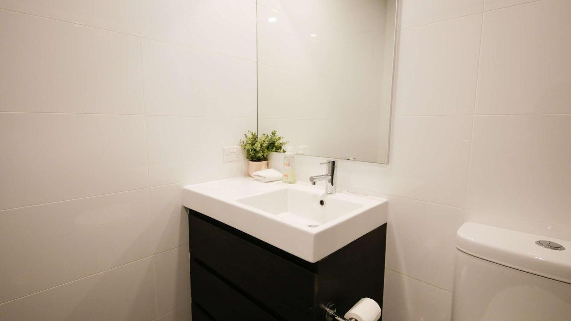 Tranquil River-view 2-bedroom High-rise Apartment *