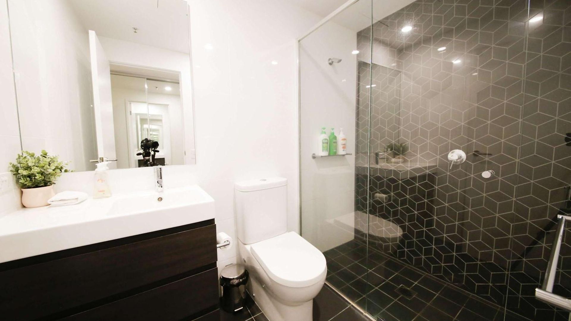 Tranquil River-view 2-bedroom High-rise * Brisbane
