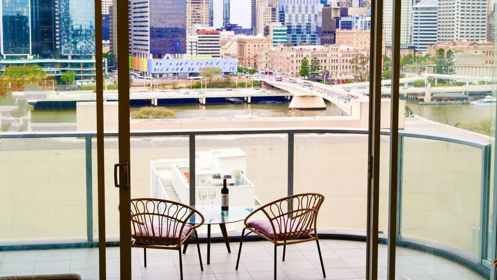 Tranquil River-view 2-bedroom High-rise Apartment *