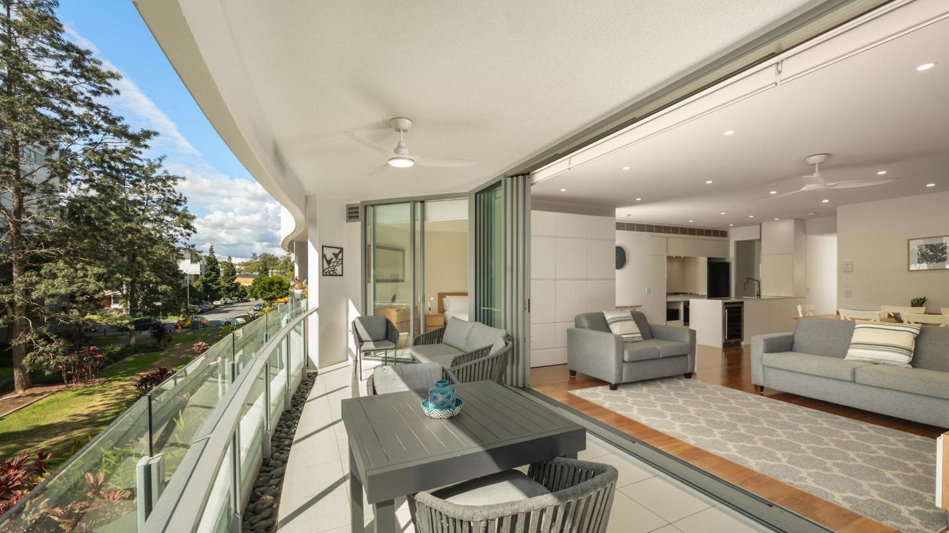 Riverside Lux 2bed 2bath Parking Apartment