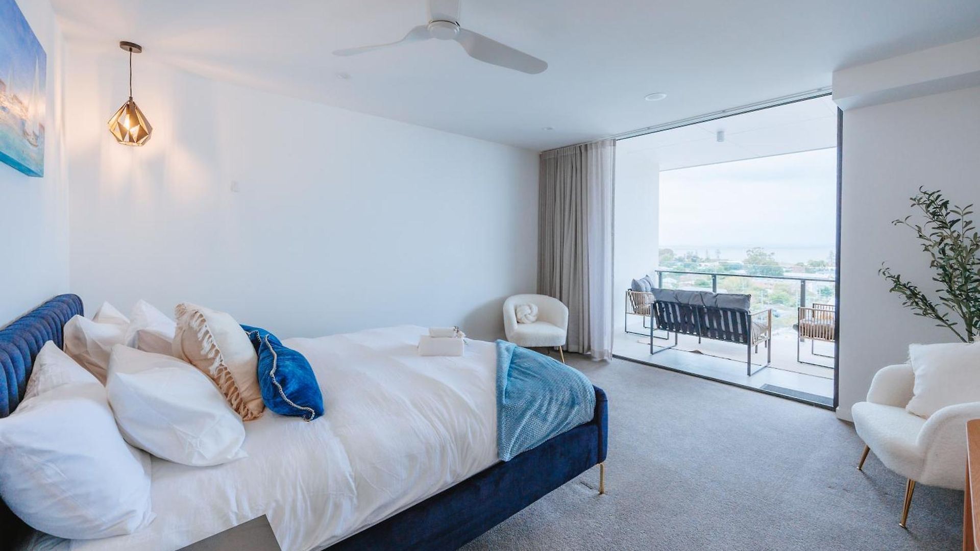 3-bedroom With Sea View, Rooftop Pool, Study & Free Parking Apartment Brisbane