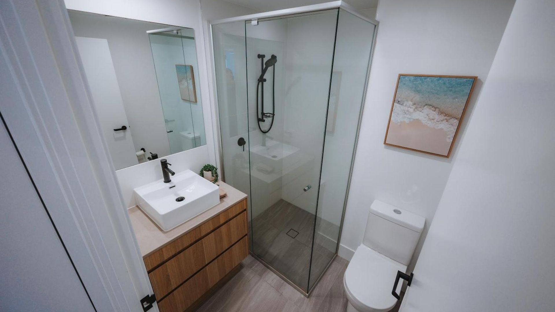 3-bedroom With Sea View, Rooftop Pool, Study & Free Parking Apartment *