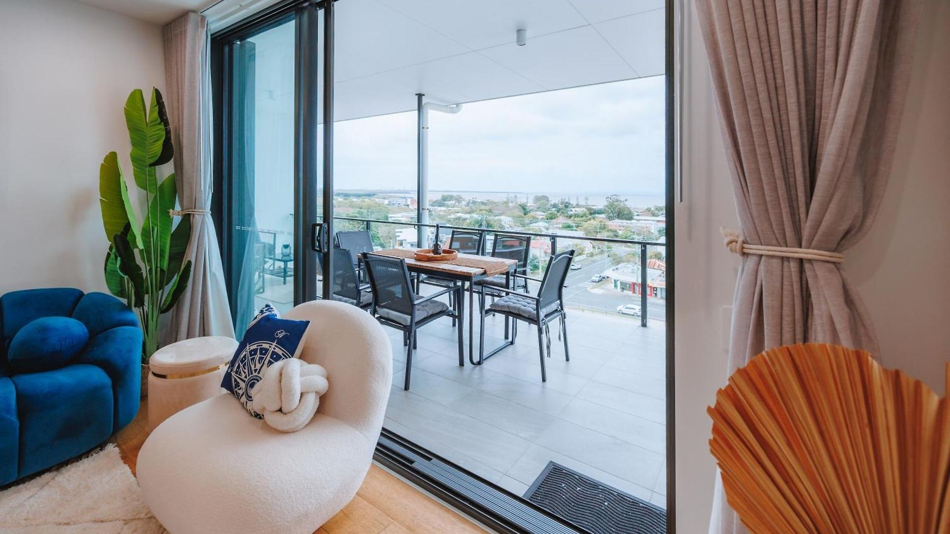 Apartment 3-bedroom With Sea View, Rooftop Pool, Study & Free Parking *