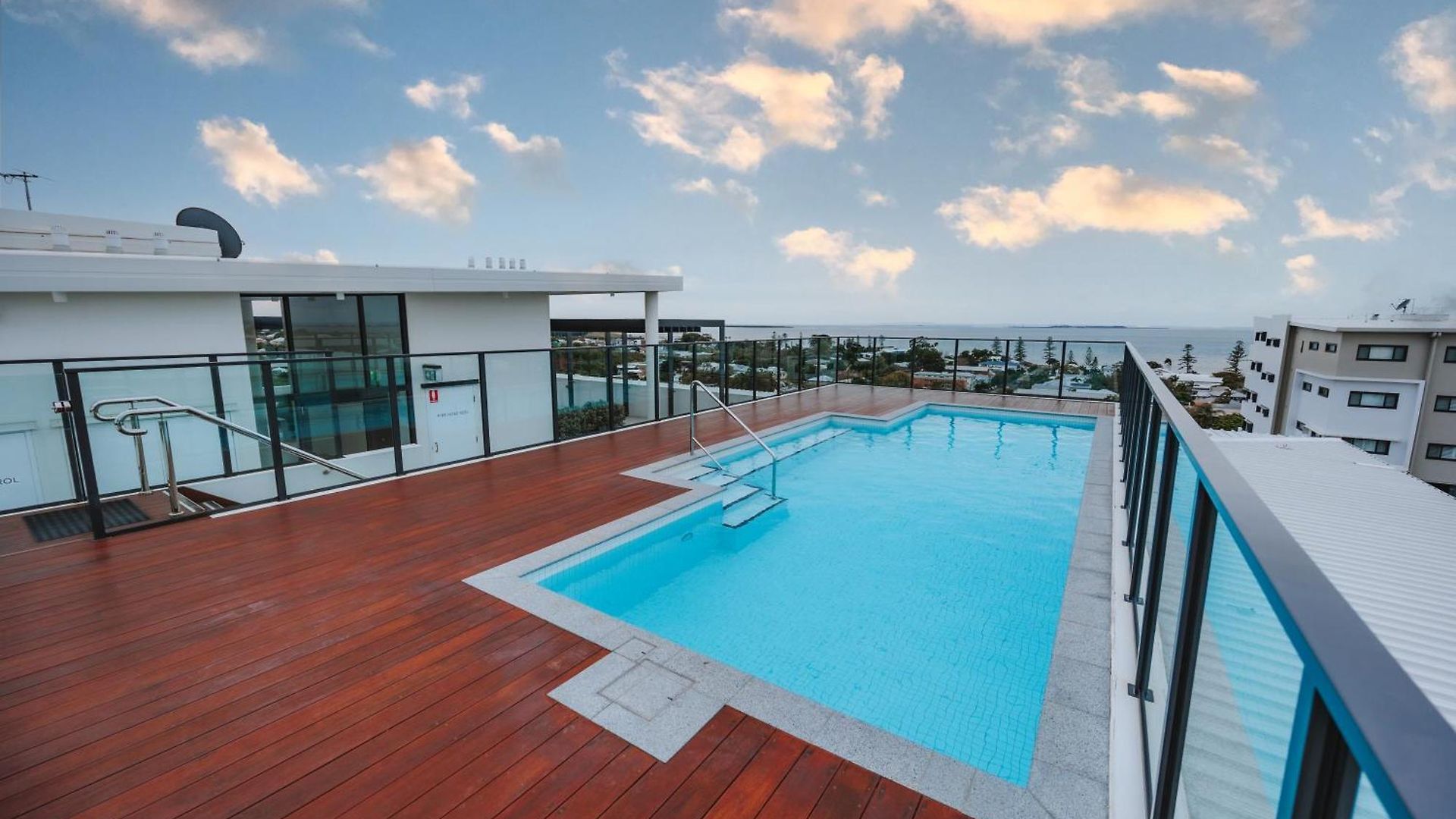 3-bedroom With Sea View, Rooftop Pool, Study & Free Parking *