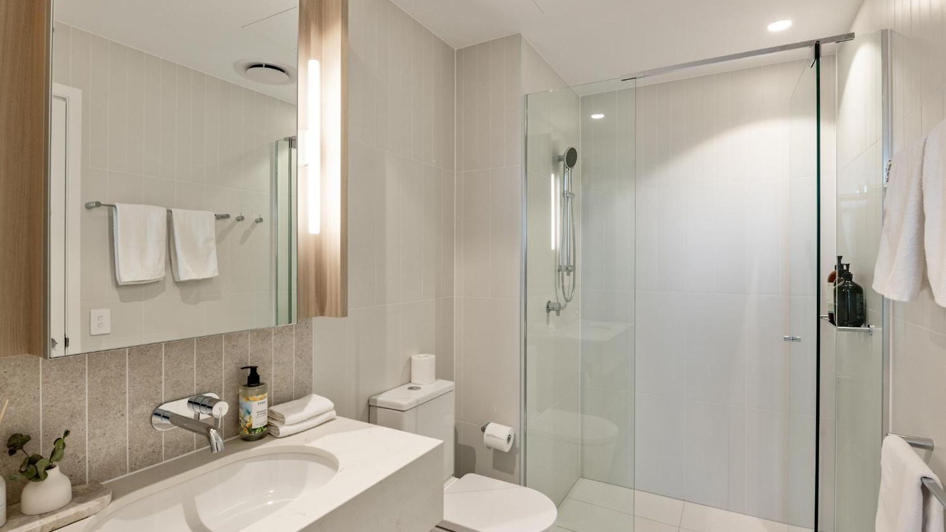 Qw Riverside Luxe By Independent Host Apartment *