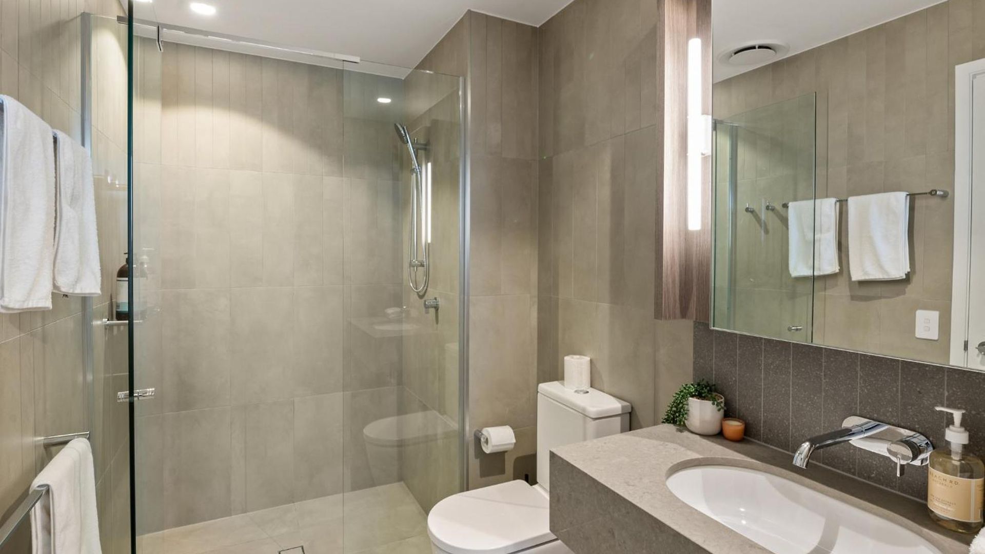 Qw Riverside Luxe By Independent Host Apartment *