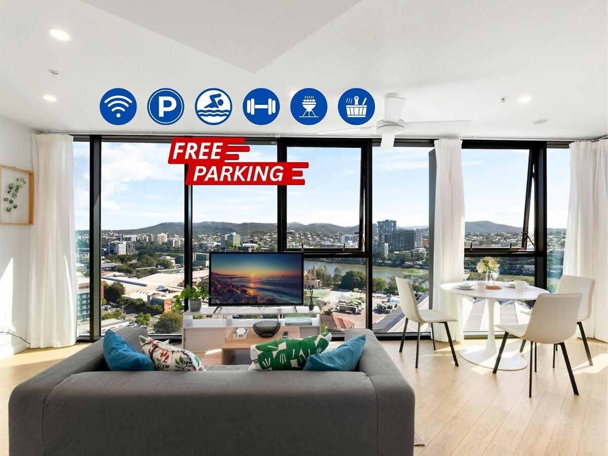 Floor To Ceiling River& Mountain View Location Apartment *