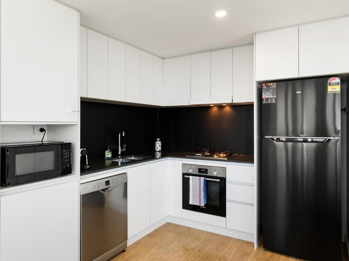 Floor To Ceiling River& Mountain View Location Apartment
