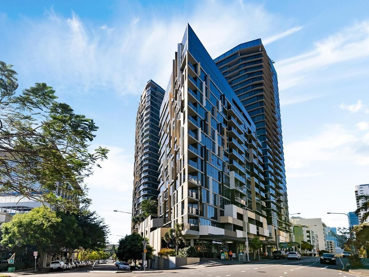 Apartment Floor To Ceiling River& Mountain View Location *